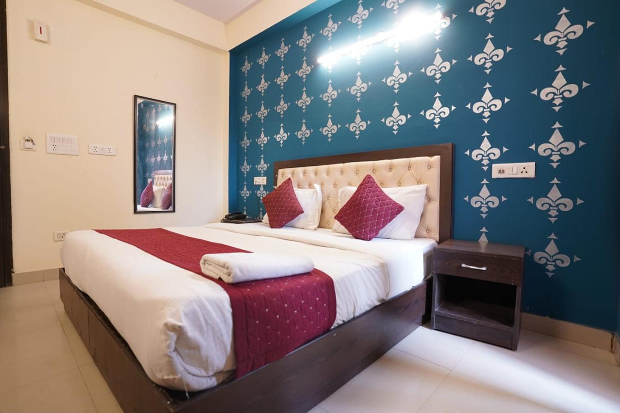 Hotel Tourist Palace Нью-Дели Экстерьер фото