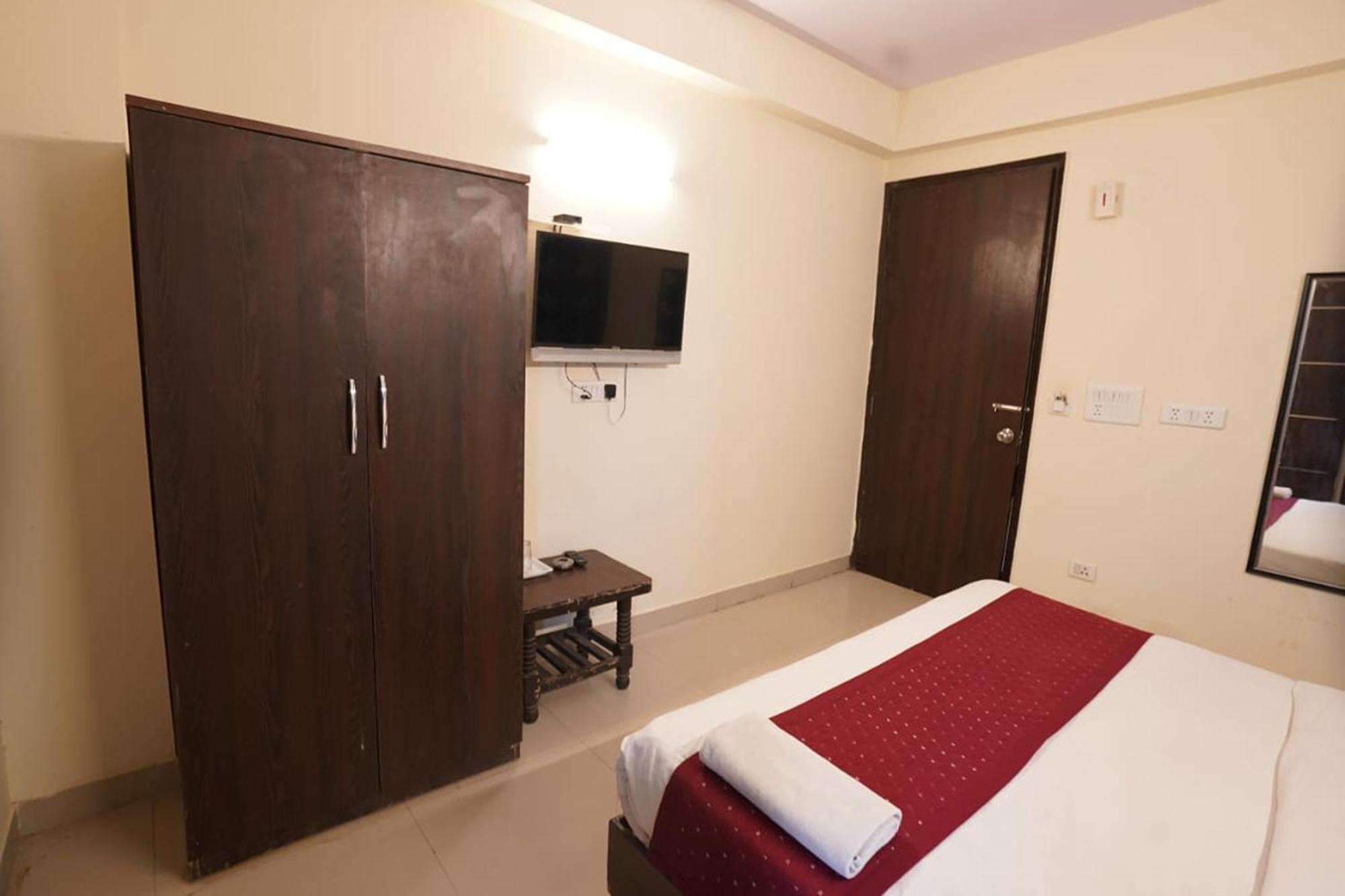 Hotel Tourist Palace Нью-Дели Экстерьер фото