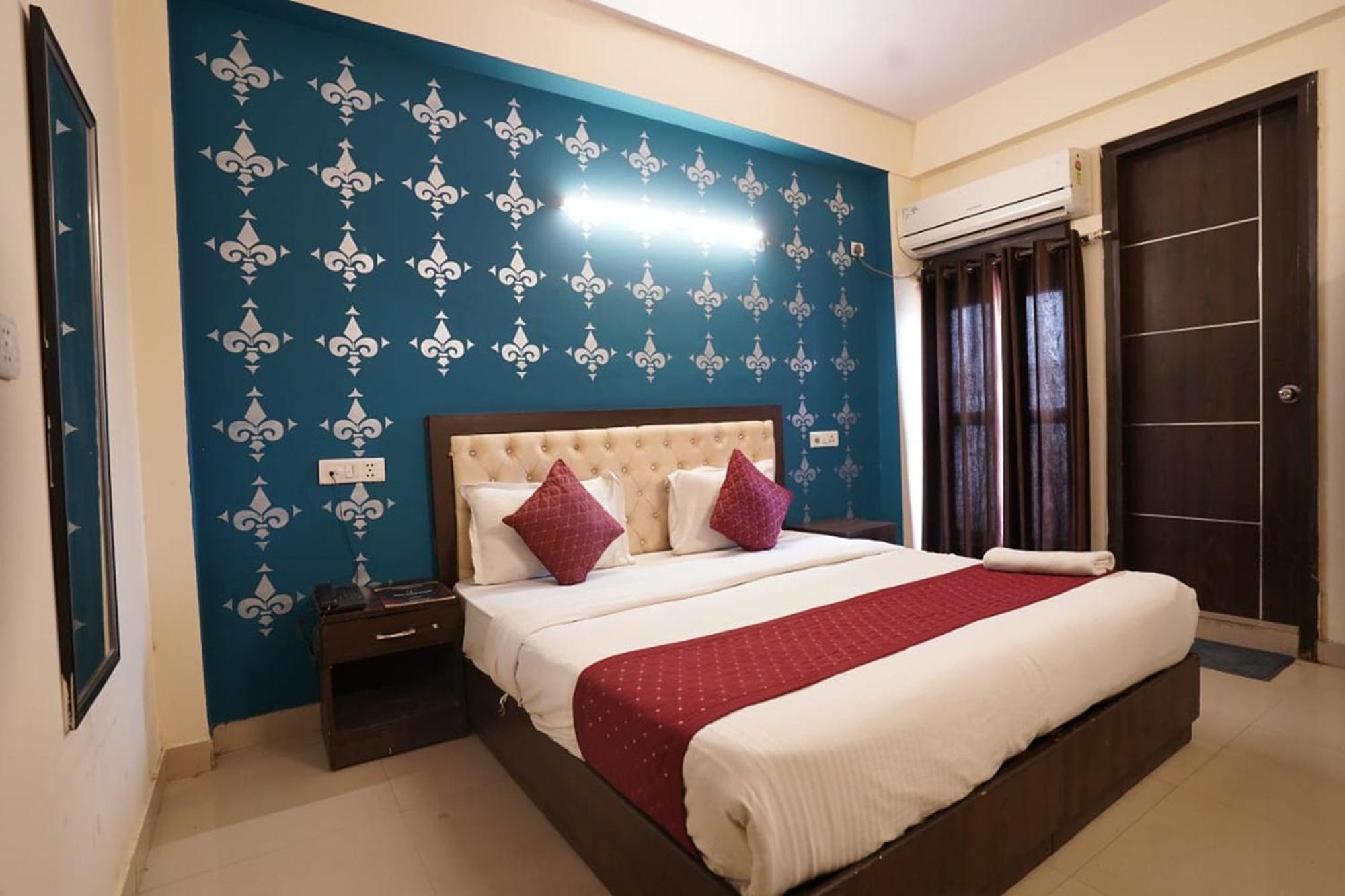 Hotel Tourist Palace Нью-Дели Экстерьер фото